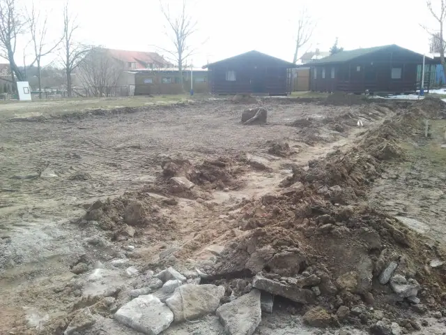 Rozbiórka starej betonowej nawierzchni boiska w Sianożętach, gruz i wykopana ziemia