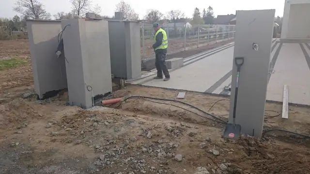 Skrzynki rozdzielcze instalacji zewnętrznej ustawione przy nawierzchni z kostki granitowej