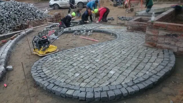 Gotowy fragment podjazdu z kostki brukowej ułożonej w charakterystyczny wzór litery S