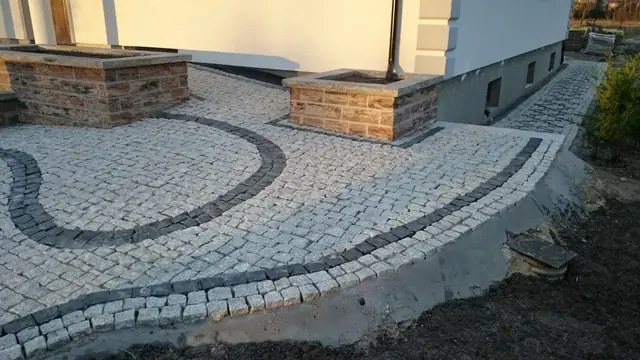 Nowo postawione ogrodzenie z siatki na błotnistym terenie posesji przy domu