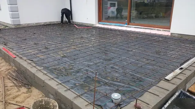 Zbrojenie z siatki stalowej przygotowane pod wylewkę betonowej płyty tarasu