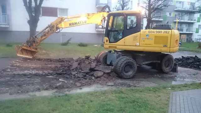 Koparka kołowa Komatsu rozbiera starą nawierzchnię drogi wewnętrznej na ulicy Wielkopolskiej w Kołobrzegu