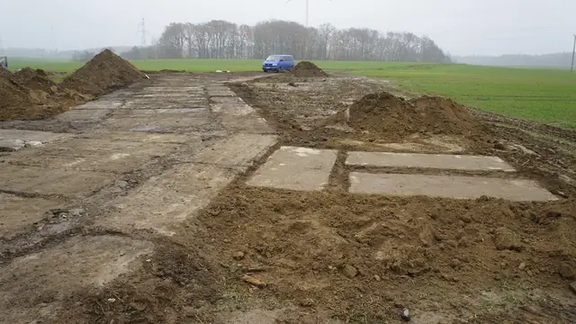 Droga technologiczna z płyt betonowych prowadząca w kierunku masztów energetycznych
