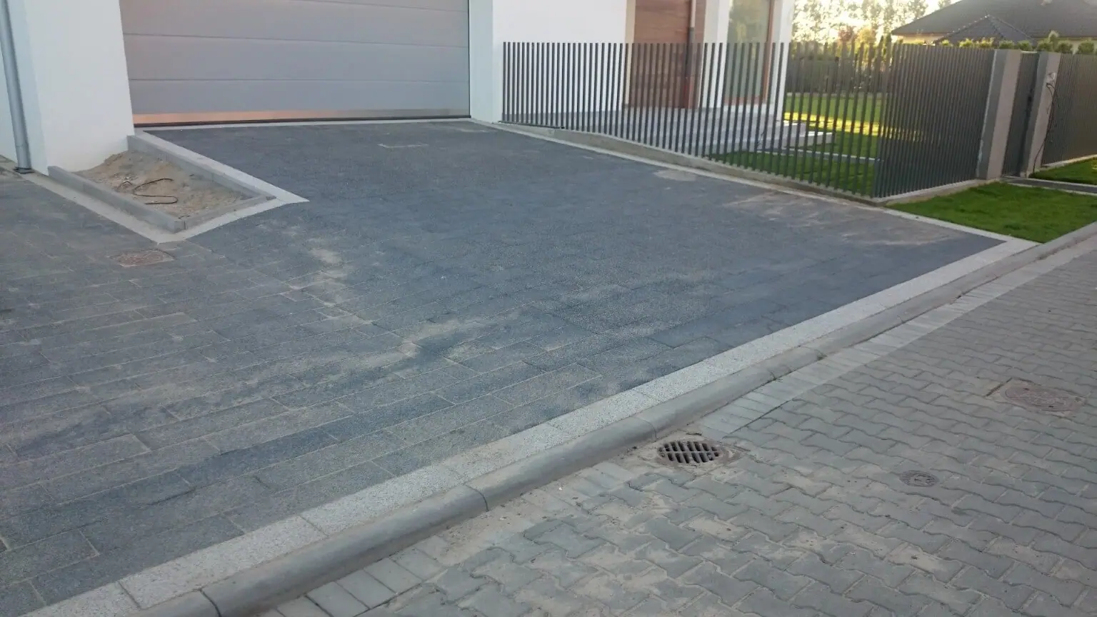 Gotowy podjazd z kostki brukowej ze studzienką odpływową odprowadzającą wodę deszczową