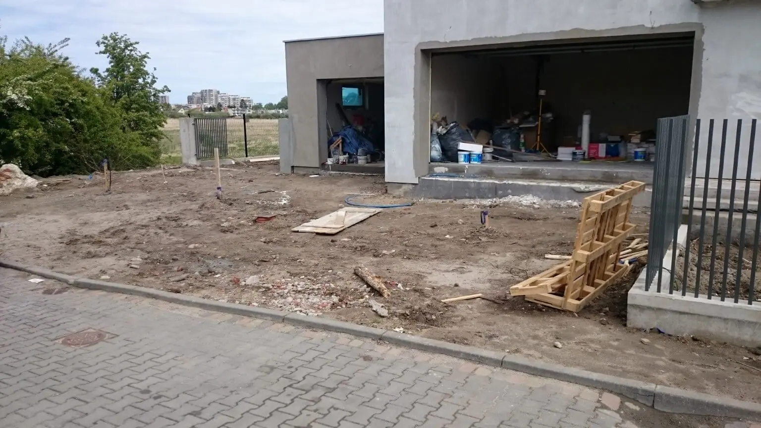 Przygotowane koryto pod podjazd z kostki brukowej przed garażem domu jednorodzinnego