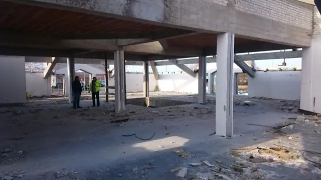 Wnętrze budynku przy ul. Jasnej w Kołobrzegu po demontażu wyposażenia, przed rozbiórką konstrukcji