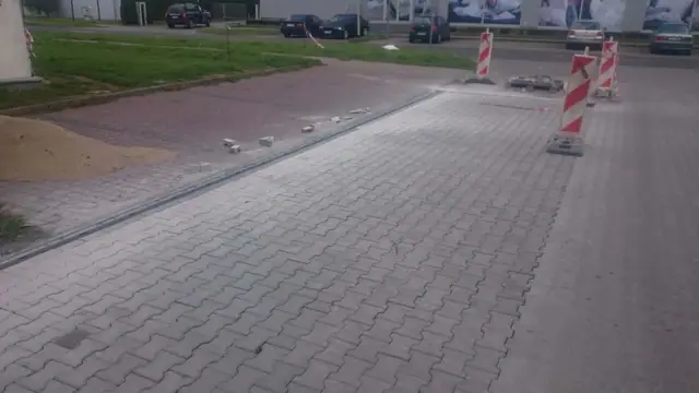 Gotowy chodnik z kostki brukowej przy parkingu na ulicy Sienkiewicza w Kołobrzegu