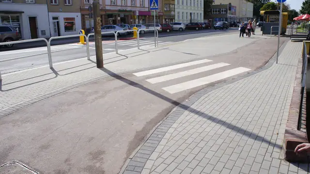 Gotowe skrzyżowanie ścieżki rowerowej z przejściem dla pieszych w centrum Koszalina