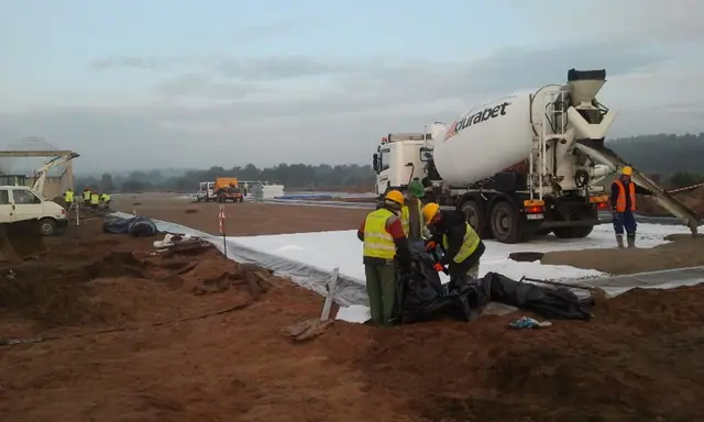 Betonomieszarka dostarcza beton do narożnika szalowanego czarną membraną hydroizolacyjną