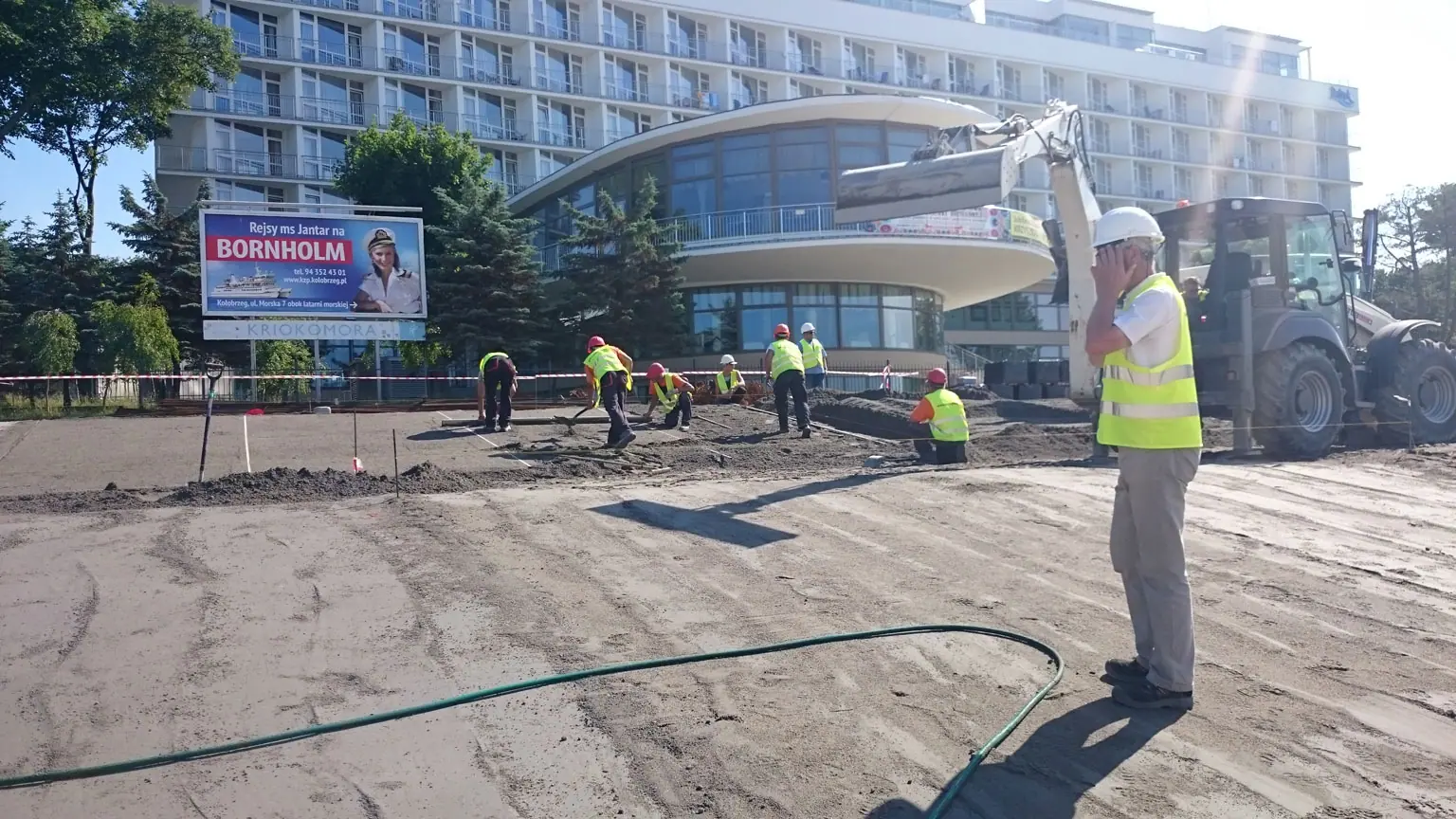 Pomiary niwelatorem przed niwelacją terenu pod plac przy molo w Kołobrzegu