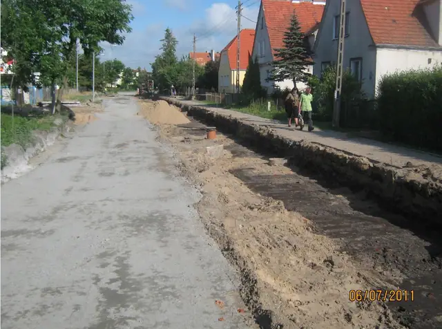 Wykop pod chodnik z podbudową żwirową wzdłuż domów przy budowie obwodnicy Kołobrzegu