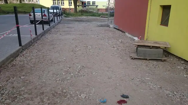 Wyrównany teren pod nową nawierzchnię z resztkami gruzu po starej drodze