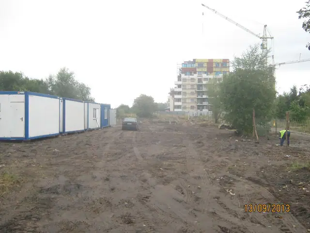 Kontenery budowlane i błotnisty plac przygotowany pod inwestycję Osiedle pod Lipami w Kołobrzegu