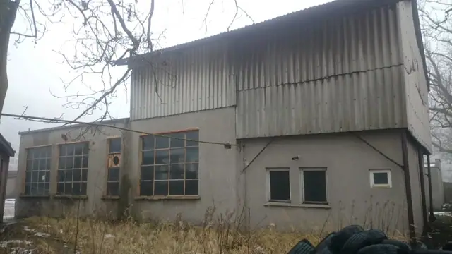 Większy budynek bazy PKS z blaszanym poszyciem górnej kondygnacji tuż przed wyburzeniem