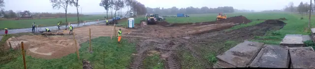 Prace ziemne na polu pod przyszły plac składowy, w tle ciężki sprzęt na drodze