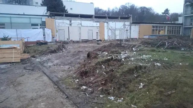 Wyrównany teren z pozostałościami fundamentów po rozbiórce budynku Centrum Verano w Kołobrzegu