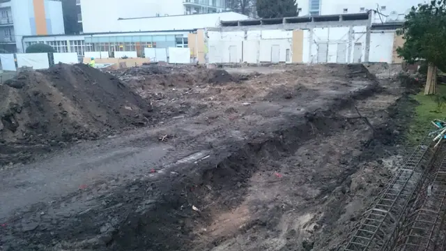Zniwelowany teren po rozbiórce budynku Centrum Verano w Kołobrzegu, w tle tory kolejowe