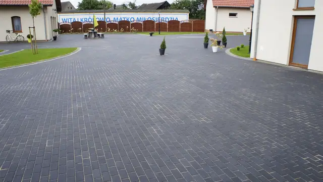 Wykończony parking z kostki brukowej obok trawników przy Domu Pielgrzyma