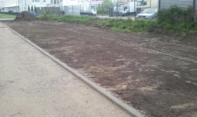 Wyrównany pas ziemi między krawężnikami przygotowany pod nawierzchnię ścieżki rowerowej