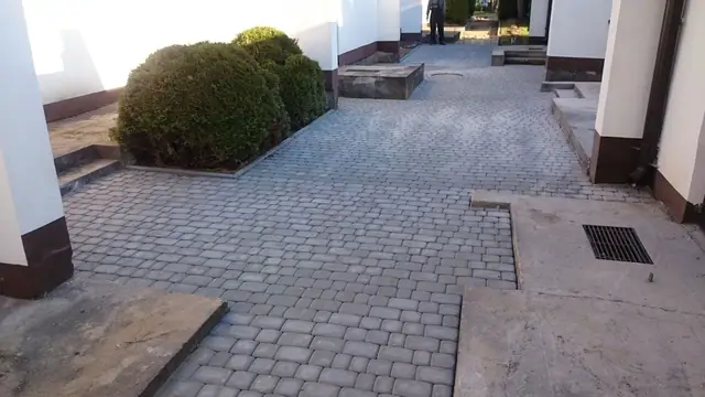 Gotowy chodnik z kostki brukowej przy wejściu do budynków ośrodka wypoczynkowego w Sianożętach