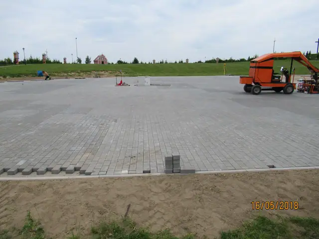 Ukończona nawierzchnia dużego placu utwardzonego przy wieży Sanktuarium w Skrzatuszu