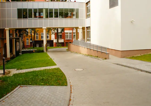 Podjazd z kostki brukowej z poręczą dla niepełnosprawnych przy nowym skrzydle Szpitala Wojewódzkiego w Koszalinie