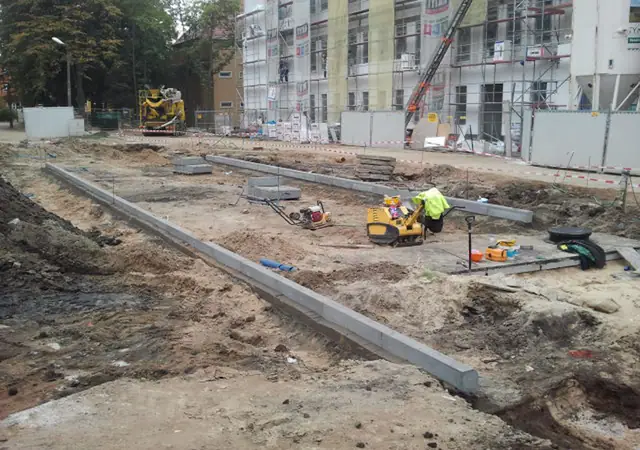 Przygotowany wykop pod fundamenty nowego skrzydła Szpitala Wojewódzkiego w Koszalinie, w tle rusztowania
