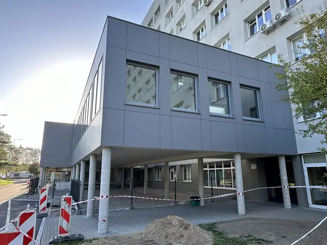 Ukończona elewacja pawilonu diagnostycznego szpitala, teren zabezpieczony taśmą ostrzegawczą