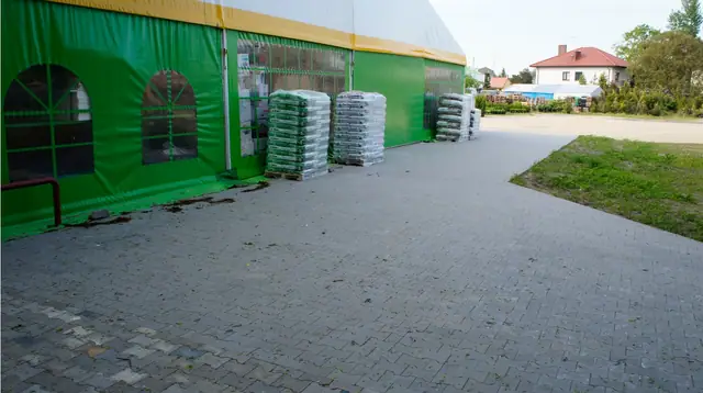 Nawierzchnia z sześciokątnej kostki ażurowej prowadząca do hali sprzedażowej Centrum Ogrodniczego Żulicki