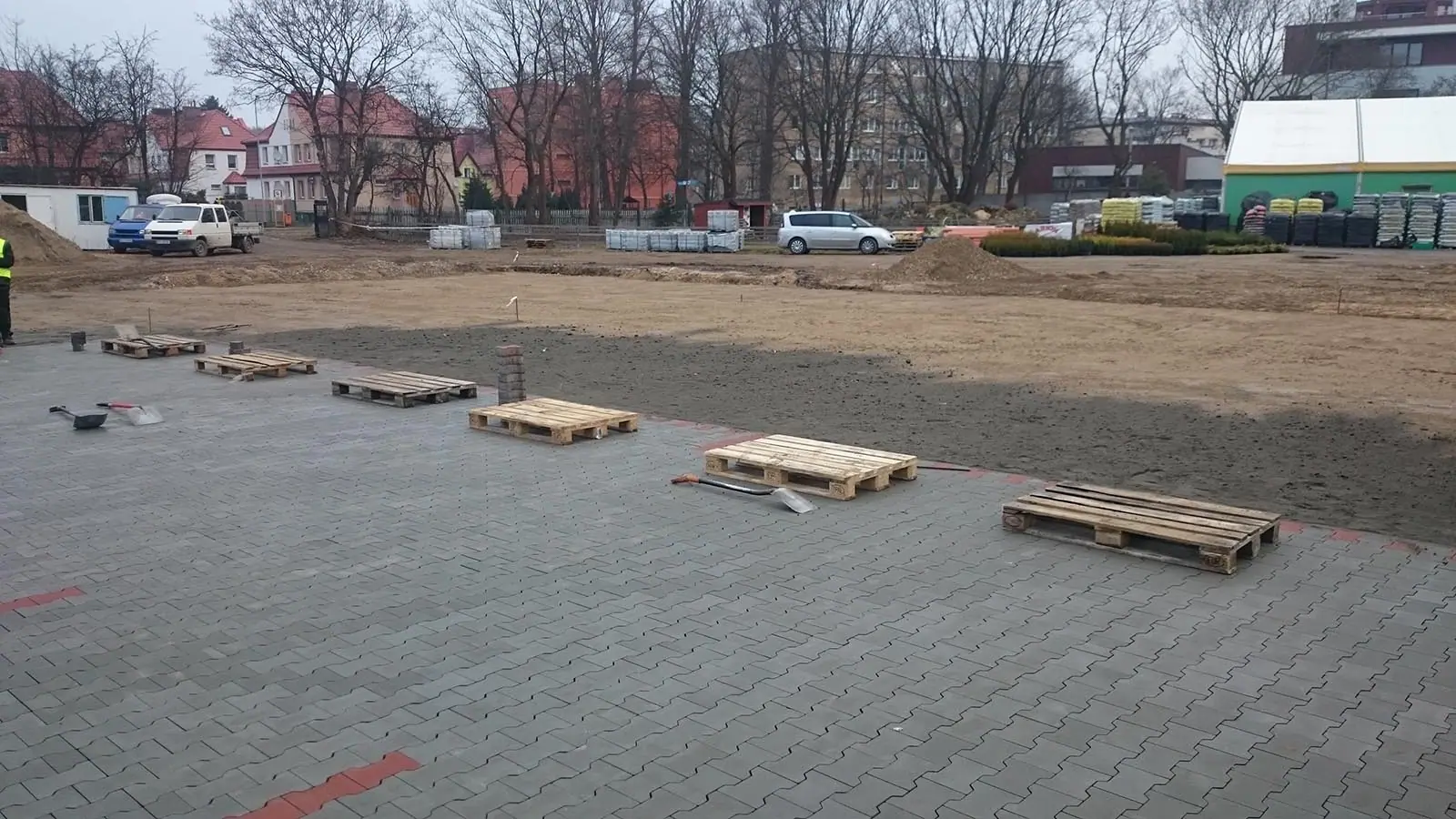 Świeżo ułożona kostka betonowa na rozległym placu parkingowym Centrum Ogrodniczego Żulicki