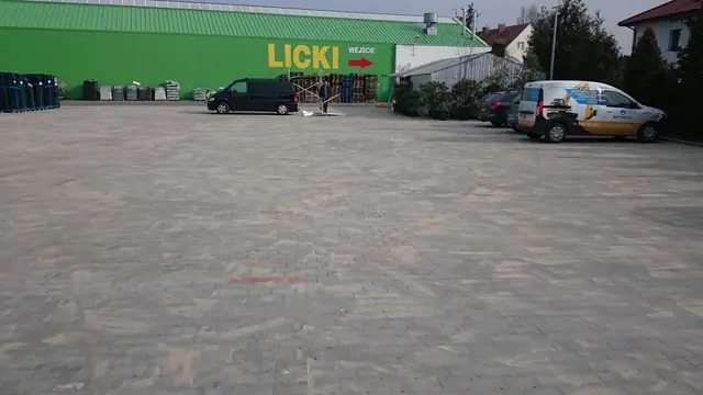 Ukończony parking z kostki przed centrum ogrodniczym Żulicki z zaparkowanymi autami